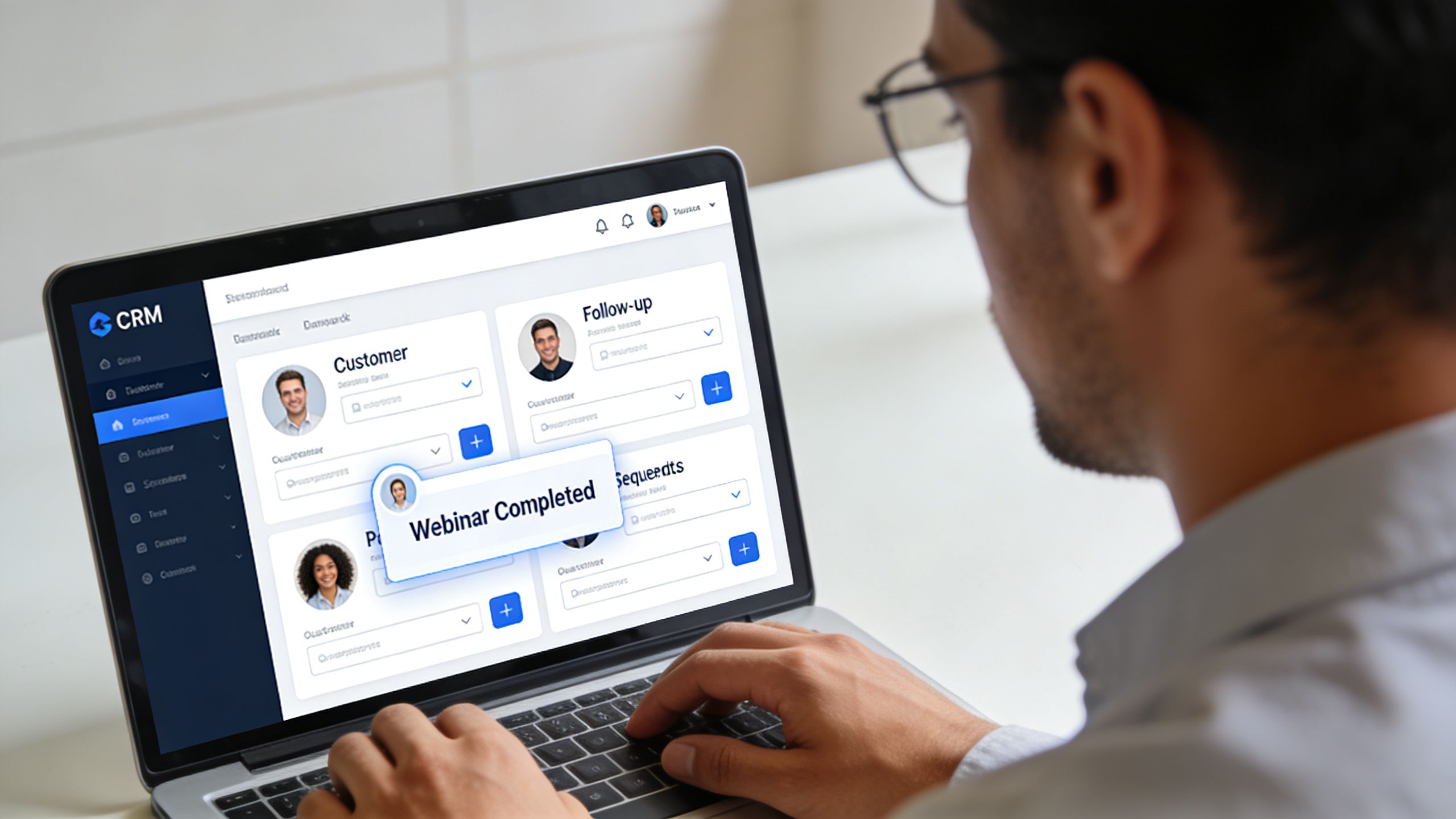En person arbejder på en bærbar computer, der viser en CRM-software med en notifikation om gennemført webinar.