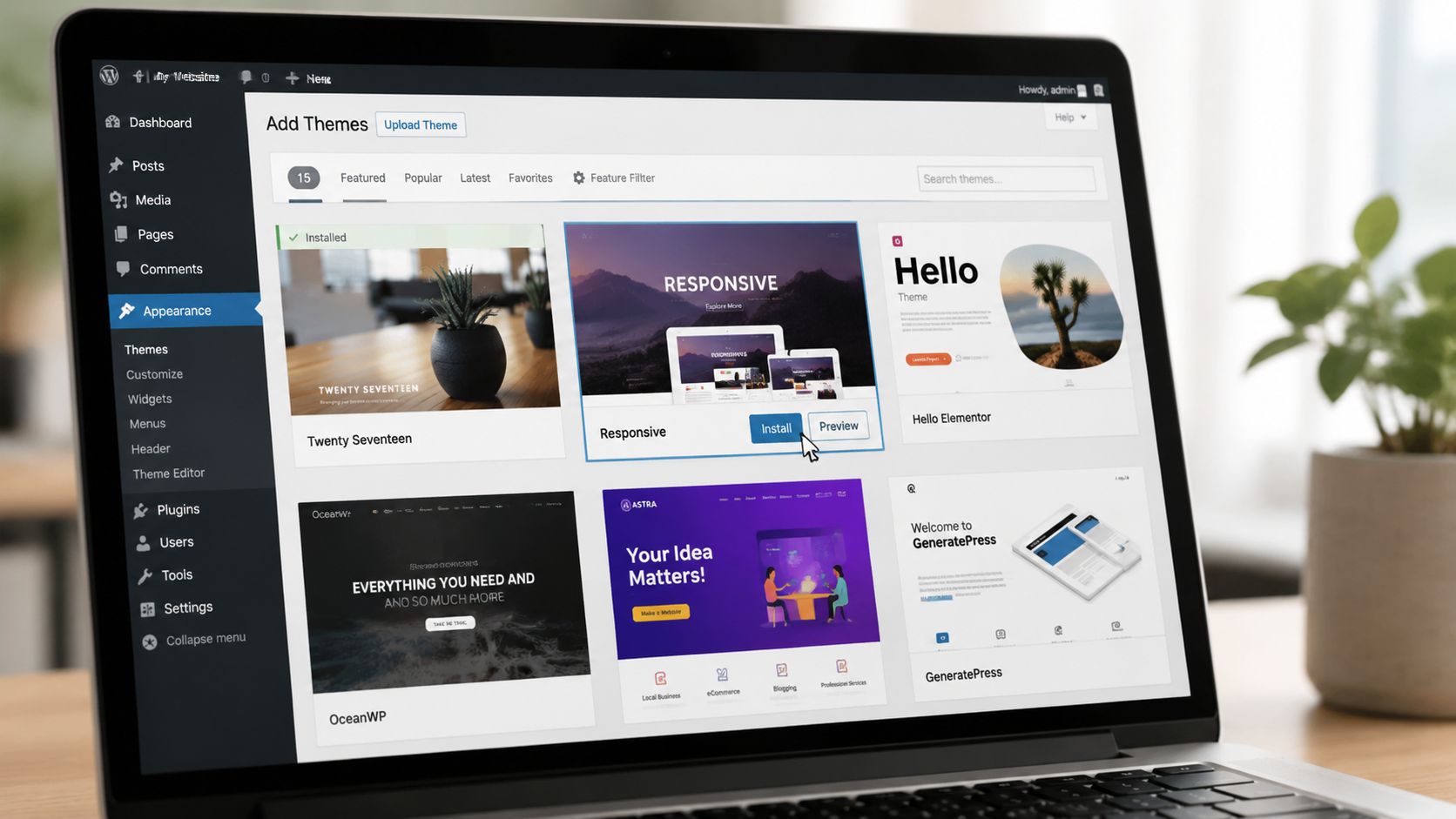 En bærbar computer viser WordPress-dashboardet med temaet 'Responsive' klar til installation i temagalleriet.